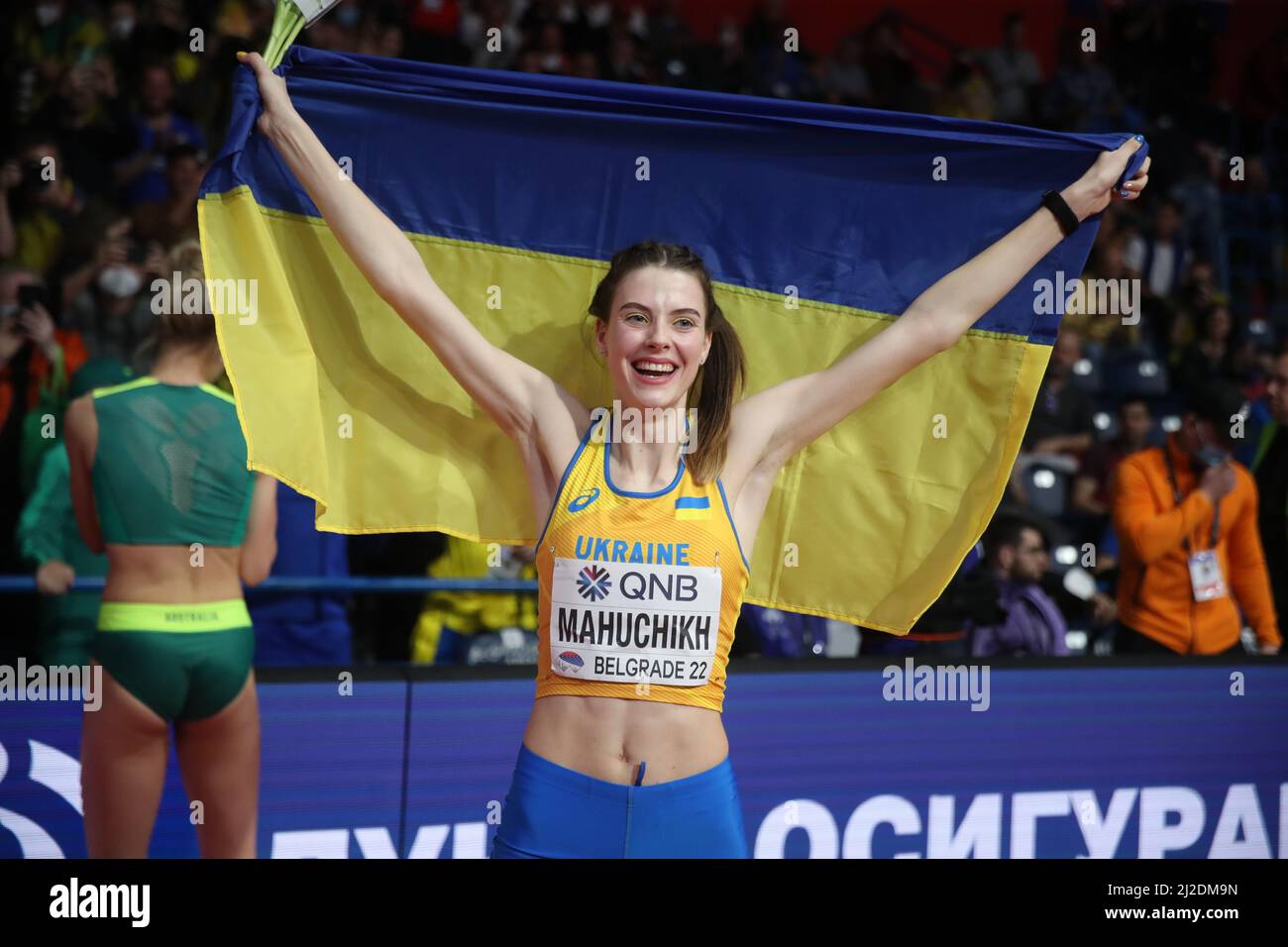 Yaroslava Mahuchikh (UKR) si pone con la bandiera Ukraninan dopo aver vinto l'high jump femminile a 6-7 1/2 (2,02m) durante il World Athletics Indoor Champions Foto Stock