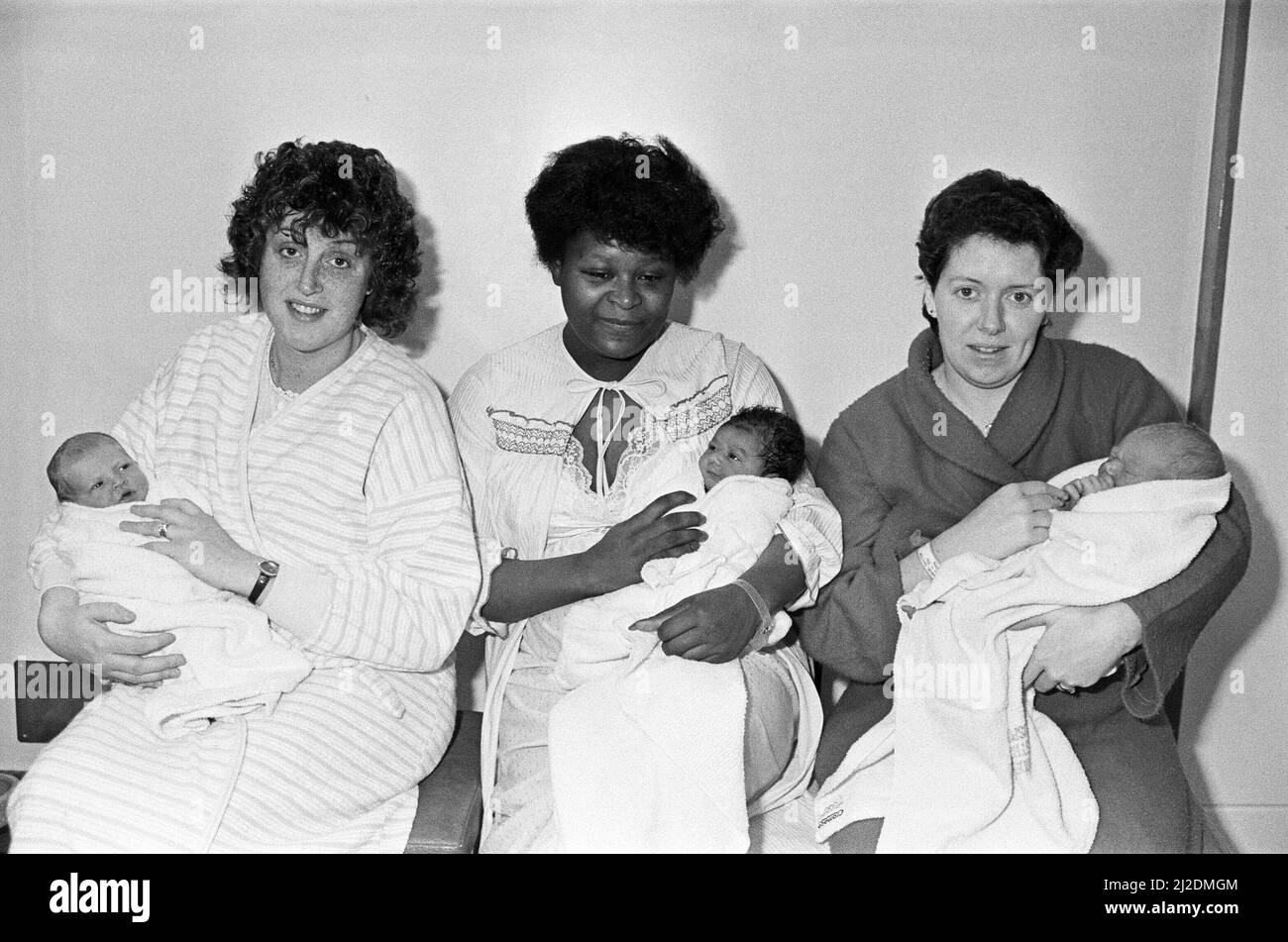 Bambini del giorno di Natale a Huddersfield Royal Infirmary (l-r) Susan Helliwell con lei ancora unnamed figlia, Marlene Jeffrey con la figlia Rowena ed Anne Smith con la sua figlia Hannah. 26th dicembre 1985. Foto Stock
