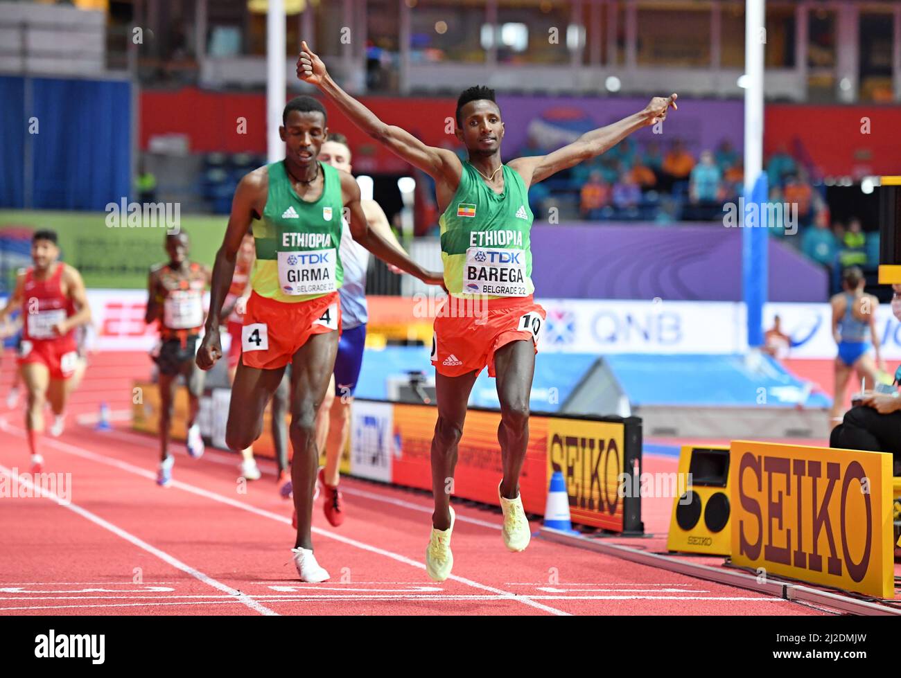 Selemon Barega (ETH) festeggia dopo aver sconfitto Lamecha Girma (ETH) per vincere le 3.000m, dalle 7:41,38 alle 7:41,63, durante i campioni del mondo di atletica indoor Foto Stock