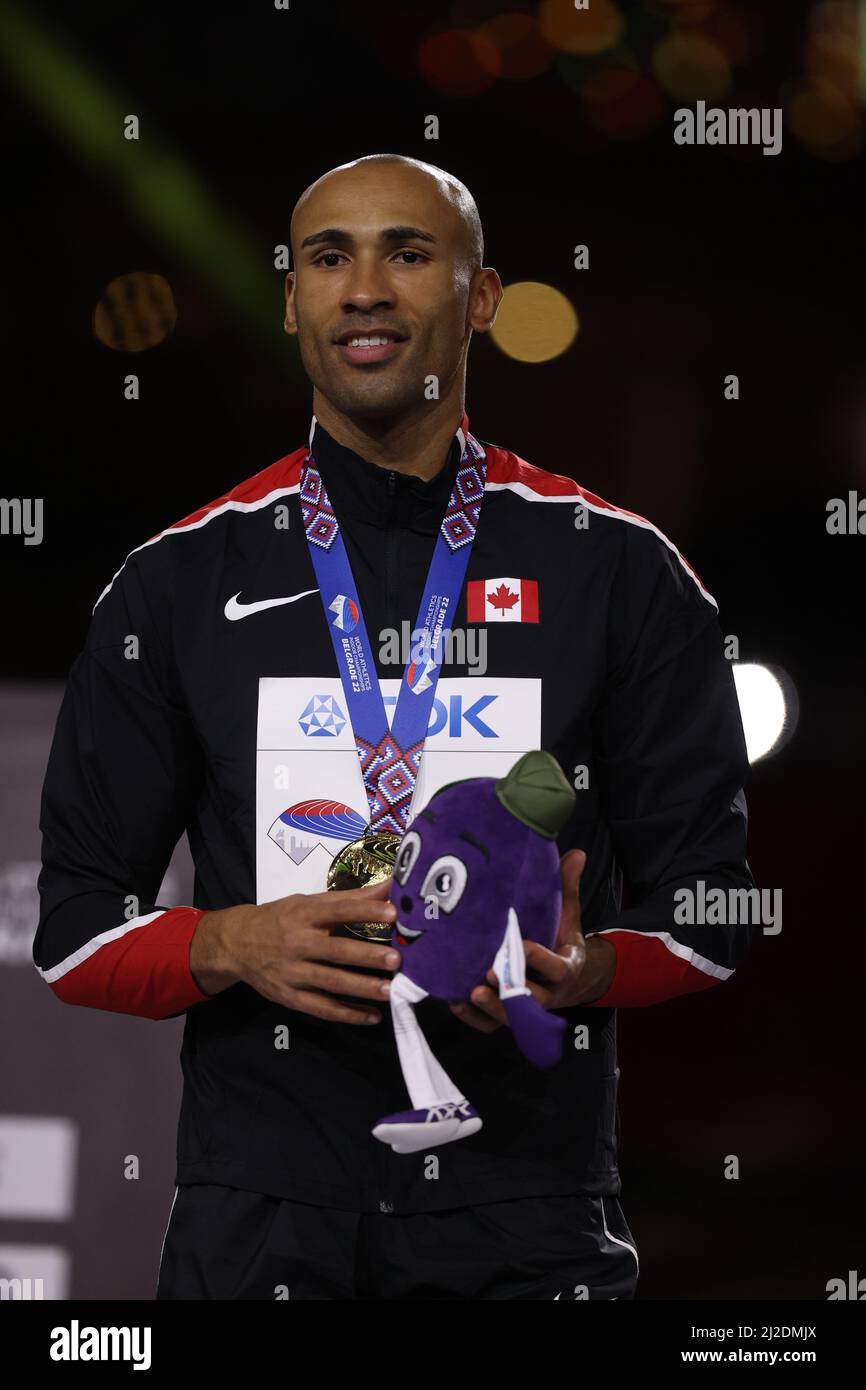 Damian Warner (CAN) si pone con medaglia d'oro dopo aver vinto l'eptathlon durante i Campionati mondiali di atletica indoor, sabato 19 marzo 2022, in Be Foto Stock