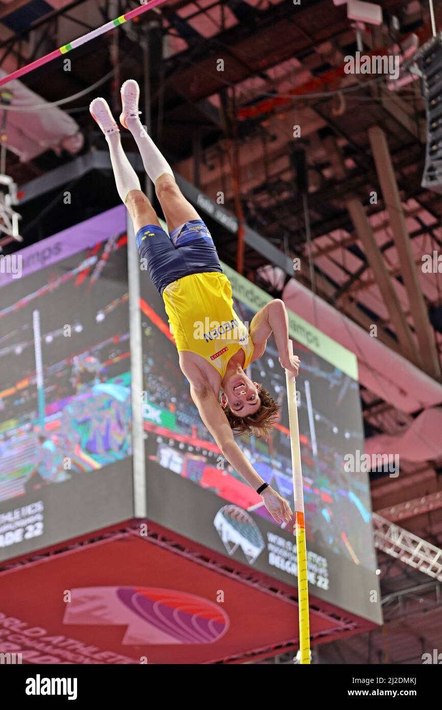 Mondo Duplantis alias Armand Duplantis (SWE) vince la pole vault in un record mondiale assoluto 20-4 (6,20m) durante il World Athletics Indoor Championship Foto Stock