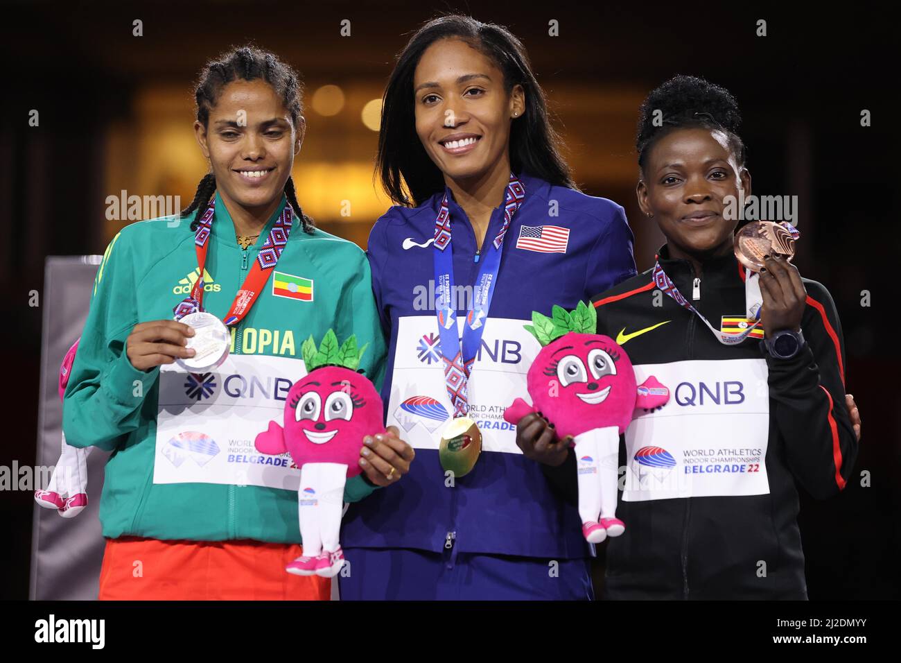 La medaglia d'oro delle donne del 800m Ajee Wilson (USA), al centro, si presenta con la medaglia d'argento Freweyni Hailu (ETH), a sinistra, e la medaglia di bronzo Halimah Nakaayi (UGA) Foto Stock