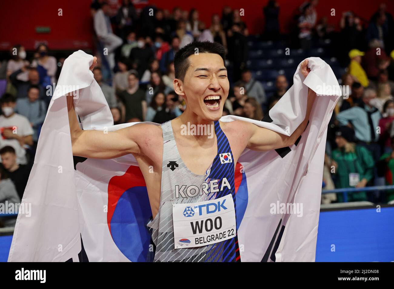 Sang-Hyeok Woo (KOR) festeggia con la bandiera coreana dopo aver vinto il salto in alto a 7-8 (2,34m) durante il World Athletics Indoor Championships, Sunday ma Foto Stock