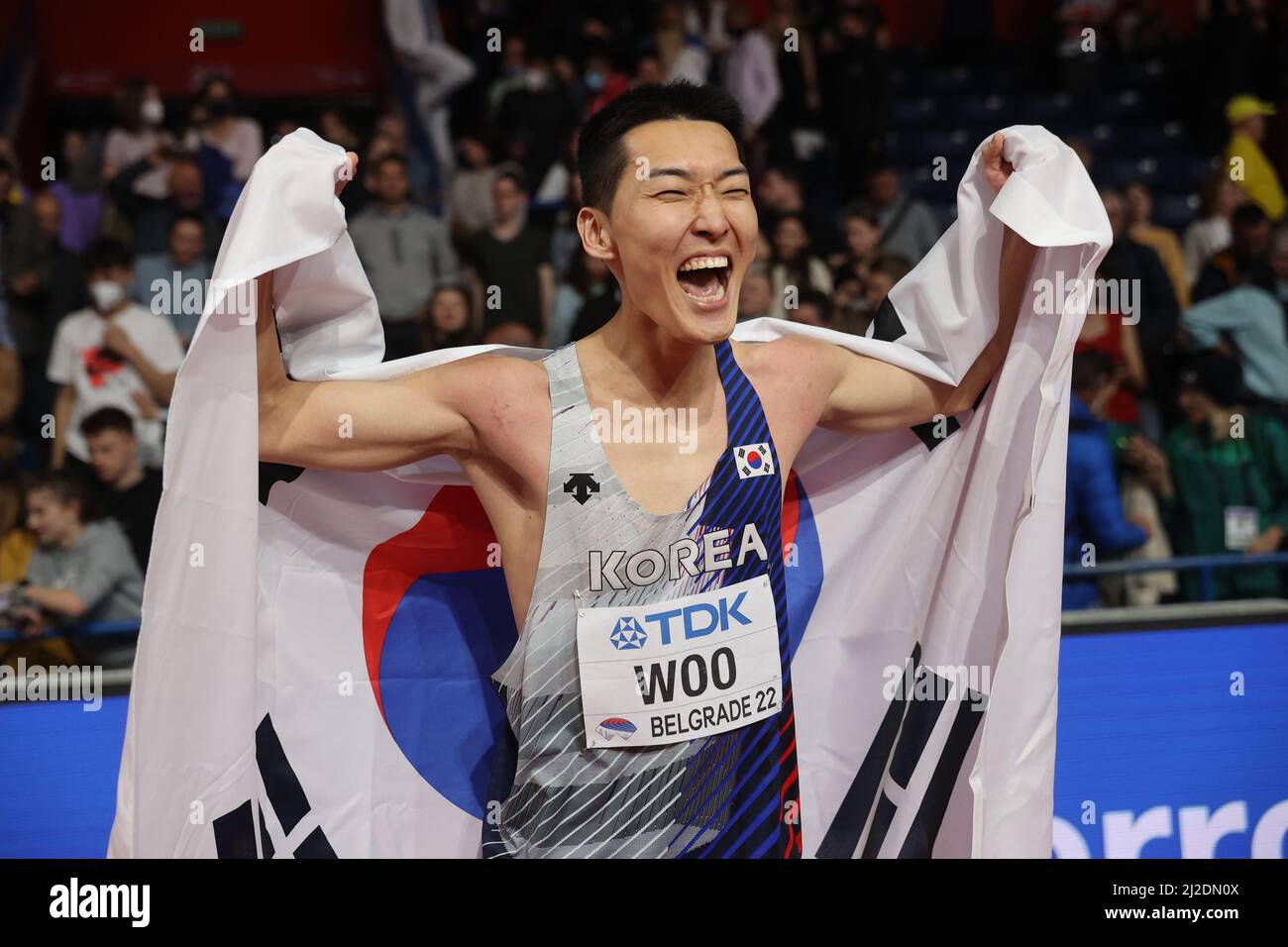 Sang-Hyeok Woo (KOR) festeggia con la bandiera coreana dopo aver vinto il salto in alto a 7-8 (2,34m) durante il World Athletics Indoor Championships, Sunday ma Foto Stock