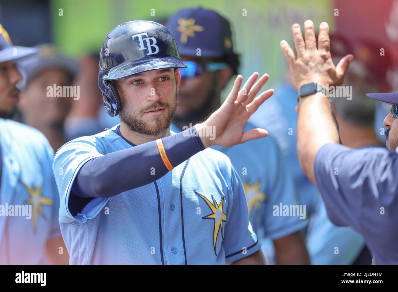 Venice, FL USA: La seconda base dei Tampa Bay Rays Brandon Lowe (8) segna su un pallone passato durante una partita di baseball di allenamento primaverile contro gli Atlanta Braves, giovedì 31 marzo 2022, al Cooltoday Park. I raggi hanno battuto i Braves 5-1. (Kim Hukari/immagine dello sport) Foto Stock