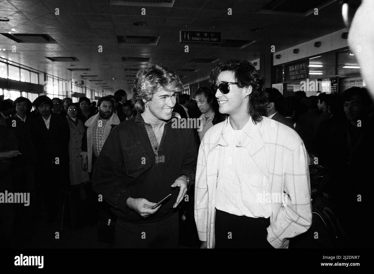 George Michael e Andrew Ridgeley del gruppo pop britannico Wham! Nella foto della loro visita di 10 giorni in Cina, il 1985 aprile. Foto Stock