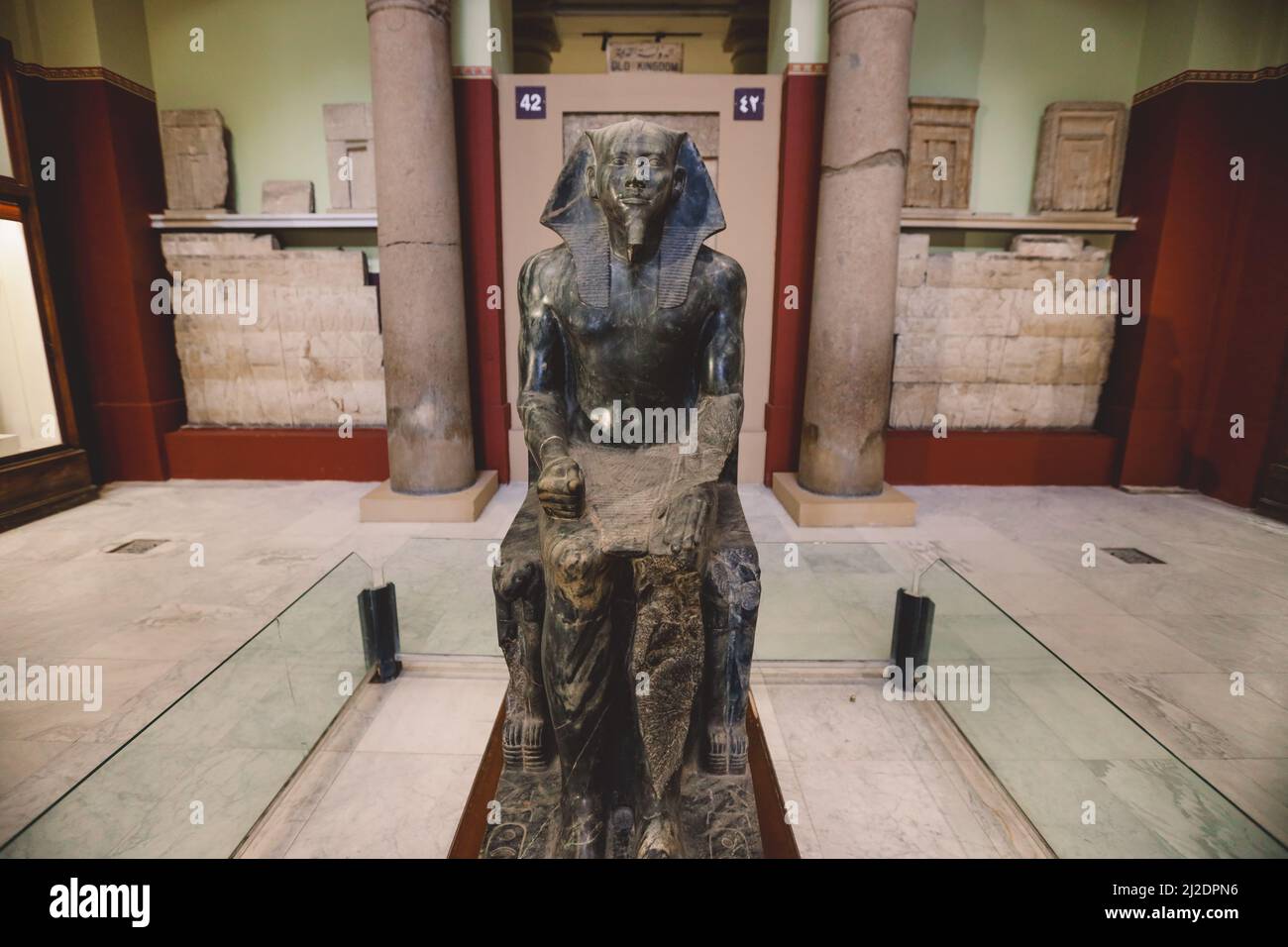 Big Stone antiche statue egizie nel Museo Egizio del Cairo, il più antico museo archeologico del Medio Oriente, Egitto Foto Stock