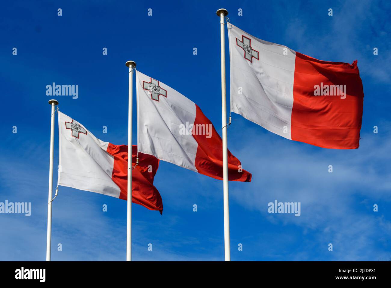 Floriana, Malta - Novembre 26th 2018: La bandiera nazionale di Malta che sorvola il Memoriale di guerra a Floriana. Foto Stock