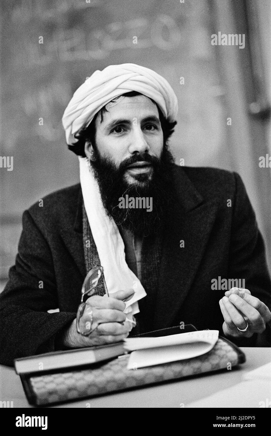 La foto mostra Yusuf Islam parlando alla Reading University il 11th novembre 1985. Il Corano è visibile sulla lavagna nera dietro di lui. Yusuf Islam (Steven Demeter Georgiou, 21 luglio 1948), comunemente noto con il suo nome di palcoscenico Cat Stevens, è un cantautore britannico, multi-strumentista, umanitario e filantropo dell'istruzione. Il suo album di debutto del 1967 ha raggiunto i primi 10 del Regno Unito, e la canzone del titolo dell'album 'Matthew and Son' è stata scritta al numero 2 sulla UK Singles Chart. I suoi album Tea for the Tillerman (1970) e Teaser and the Firecat (1971) sono stati entrambi certificati tripli platino in Foto Stock