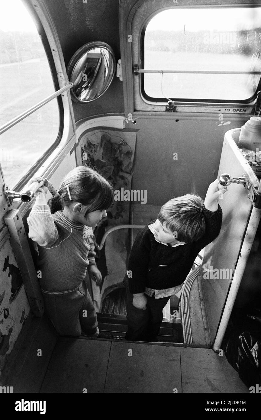 I bambini giocano sul Woosehill Play Bus, un autobus d'epoca del 1949, raffigurato il 14th gennaio 1986. Foto Stock