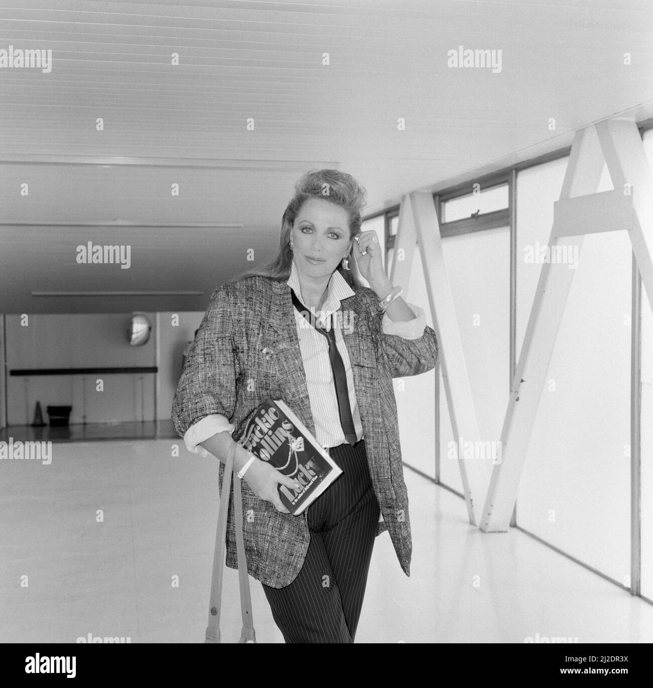 Jackie Collins arriva all'aeroporto di Heathrow da Los Angeles. È nel Regno Unito per la pubblicazione del suo nuovo libro 'Lucky' Picture preso il 10th settembre 1985 Foto Stock