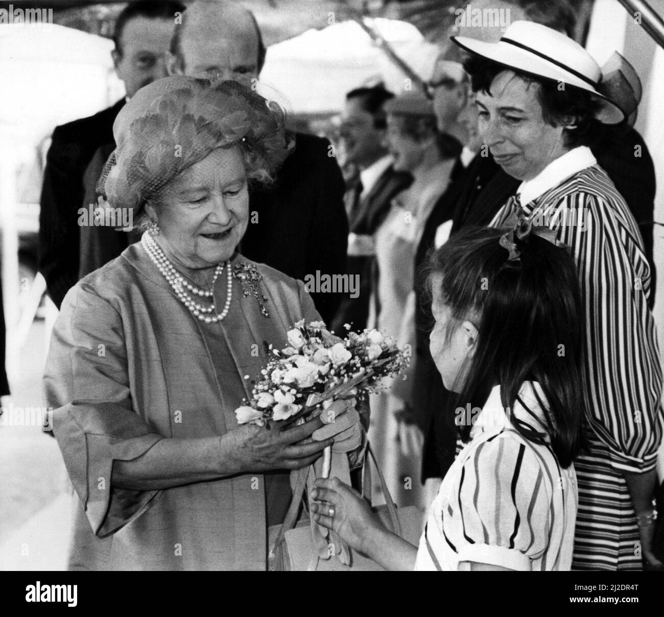 La Regina Elisabetta la Regina Madre Nord Est visita la Regina Elisabetta la Regina Madre visita Gateshead 10 giugno 1986, incontro di otto anni Kathryn Pender Foto Stock