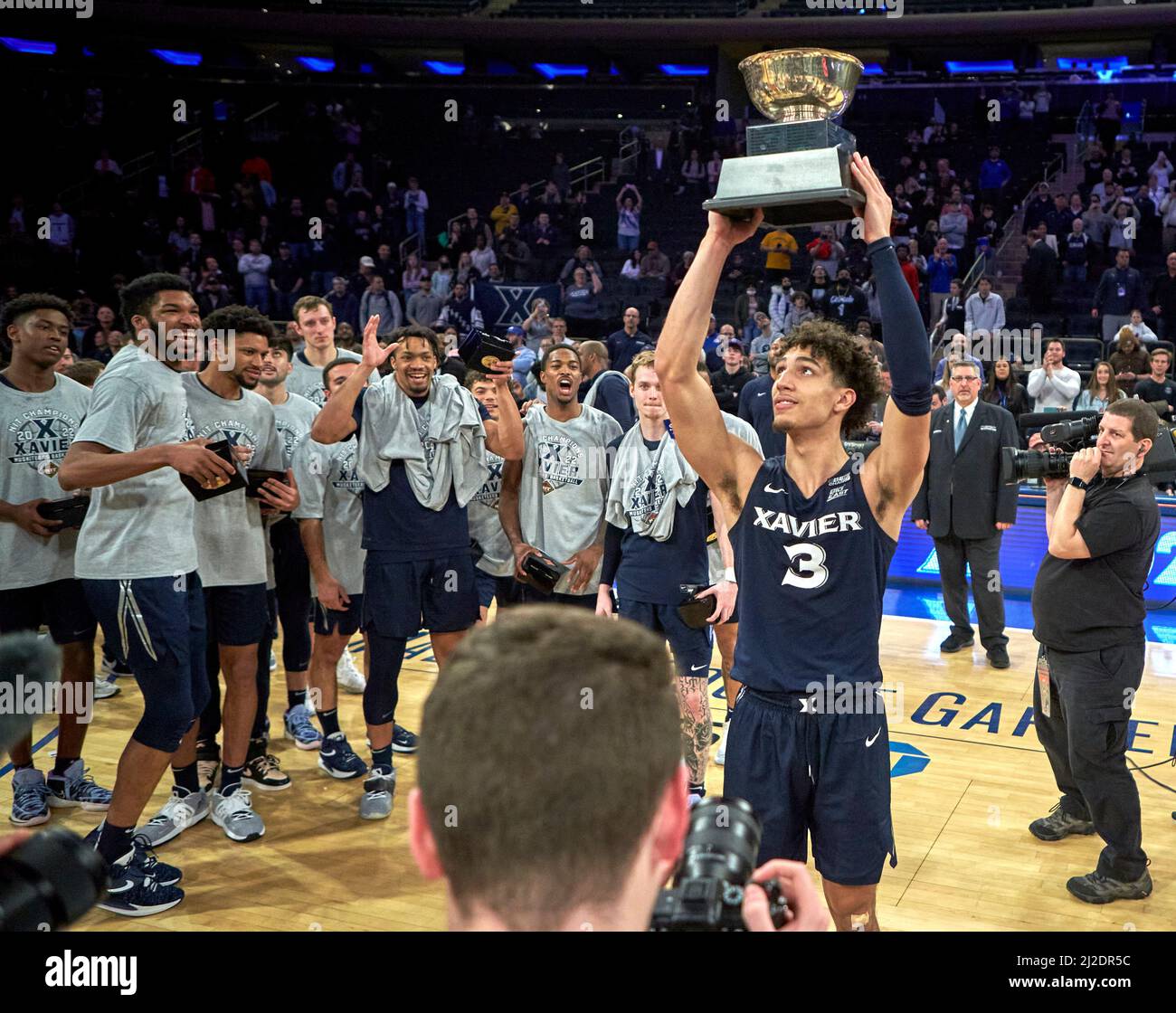 New York, New York, Stati Uniti. 31st Mar 2022. Xavier Musketeers guardia Colby Jones (3) con un trofeo festeggia con i compagni di squadra dopo aver sconfitto Texas A&M Aggies 73-72 durante la partita NIT Championship 2022 al Madison Square Garden di New York City giovedì 31 marzo 2022. Duncan Williams/CSM/Alamy Live News Foto Stock