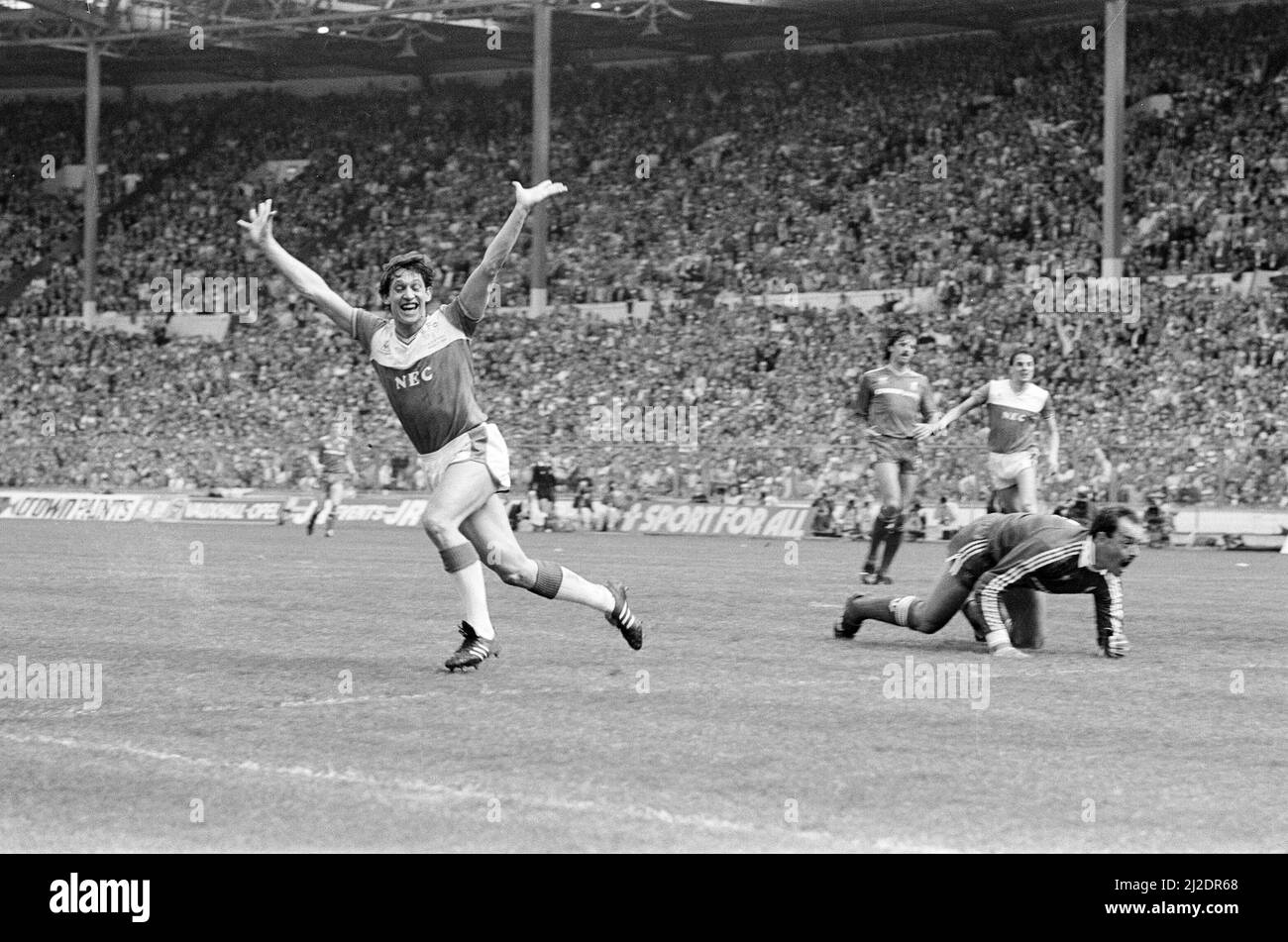 Liverpool 3-1 Everton, fa Cup Final 1986, Wembley Stadium, sabato 10th maggio 1986. Azione corrispondente. Gary Lineker celebra il traguardo, Bruce Grobbelaar Foto Stock
