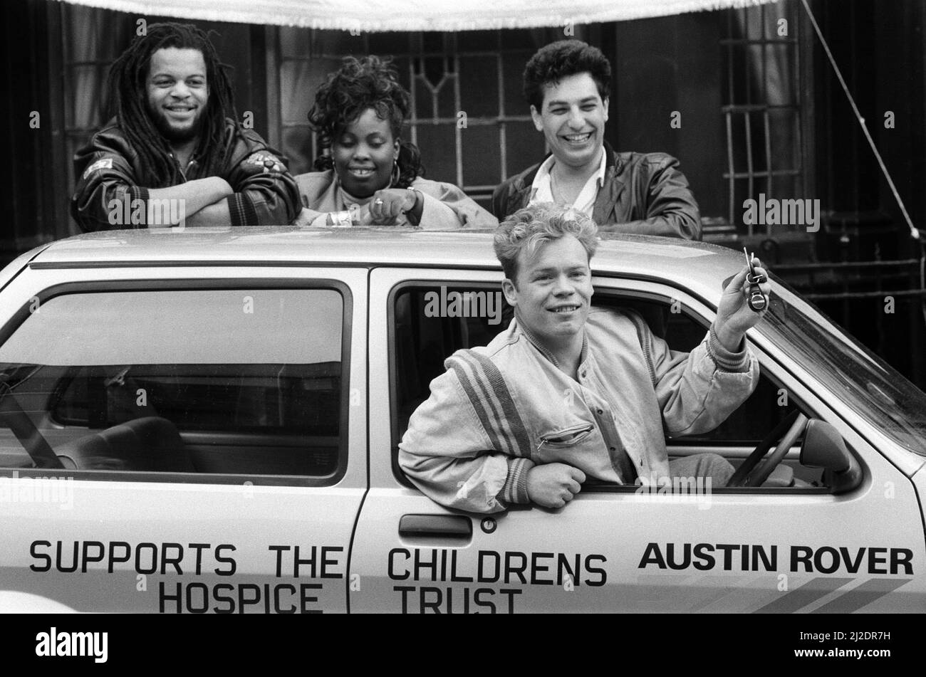 UB40 contribuire a promuovere l'appello di carità dell'Ospizio dei Bambini. Raffigurato con un'auto Austin Rover donata da Austin Rover. Un team di autisti porterà l'auto in tutta la zona. 16th aprile 1986. Foto Stock