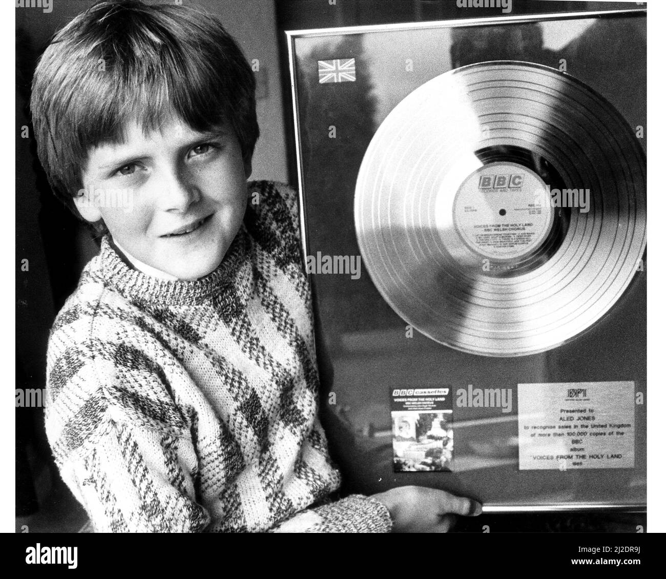 Aled Jones, ragazzo di 14 anni che cantò lo Snowman, "Walking in the Air". Aled che ha venduto più di 100,00 copie dell'album della BBC 'Voices from the Holy Land' nel Regno Unito. Visto qui con BBC LP disc.July 1985. Foto Stock