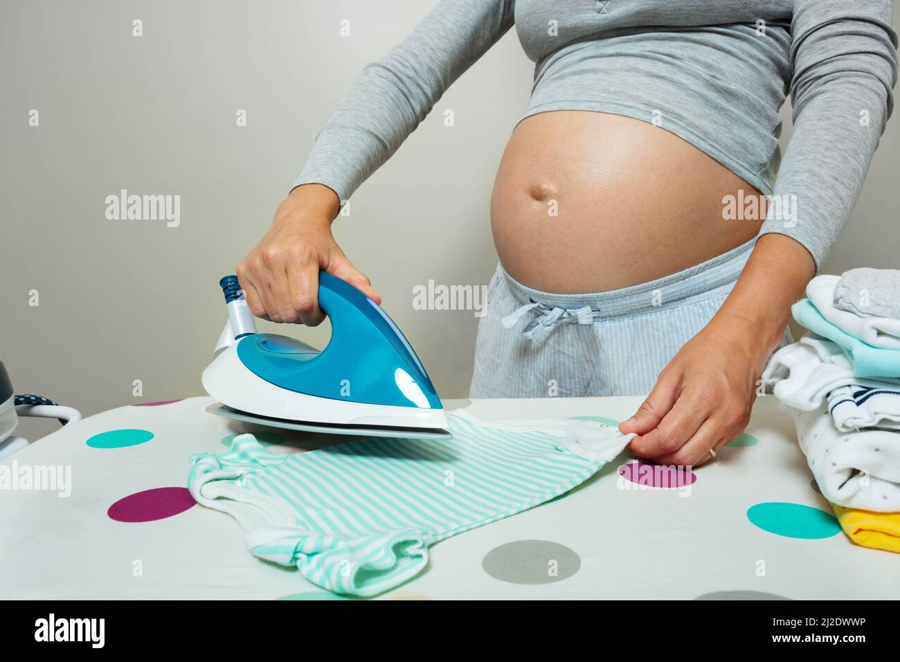 Pregnant woman ironing immagini e fotografie stock ad alta risoluzione -  Alamy