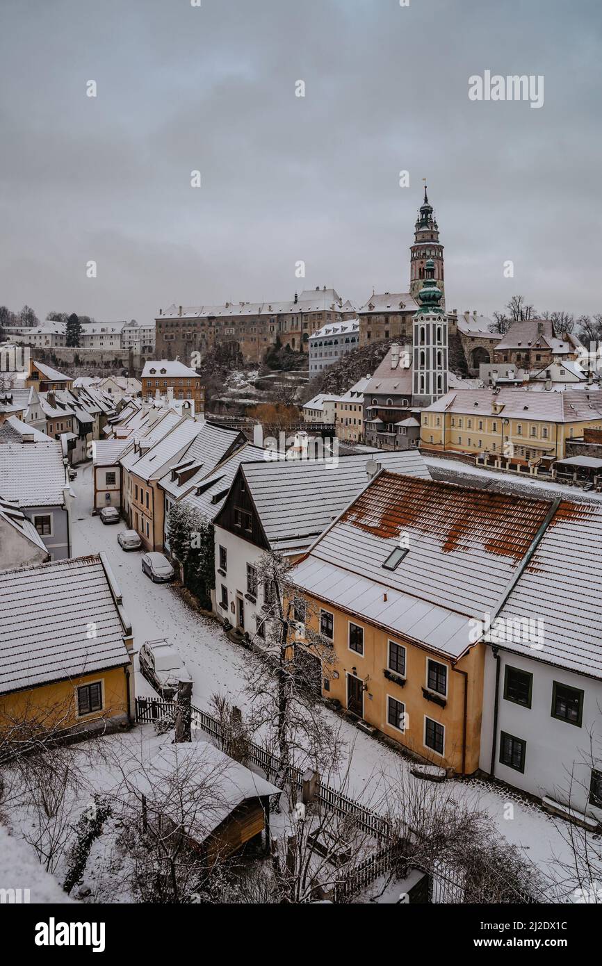 Vista invernale di Cesky Krumlov, Repubblica Ceca. Famosa città medievale ceca con castello rinascimentale e barocco su scoscesa roccia sopra il fiume Moldava.Unesco Foto Stock