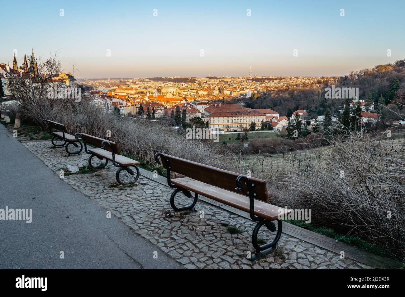 Vista al tramonto di Praga, Repubblica Ceca. Praga panorama.Beautiful giro turistico in primavera soleggiato giorno.Amazing europeo paesaggio urbano.tetti rossi, torre TV, storico Foto Stock