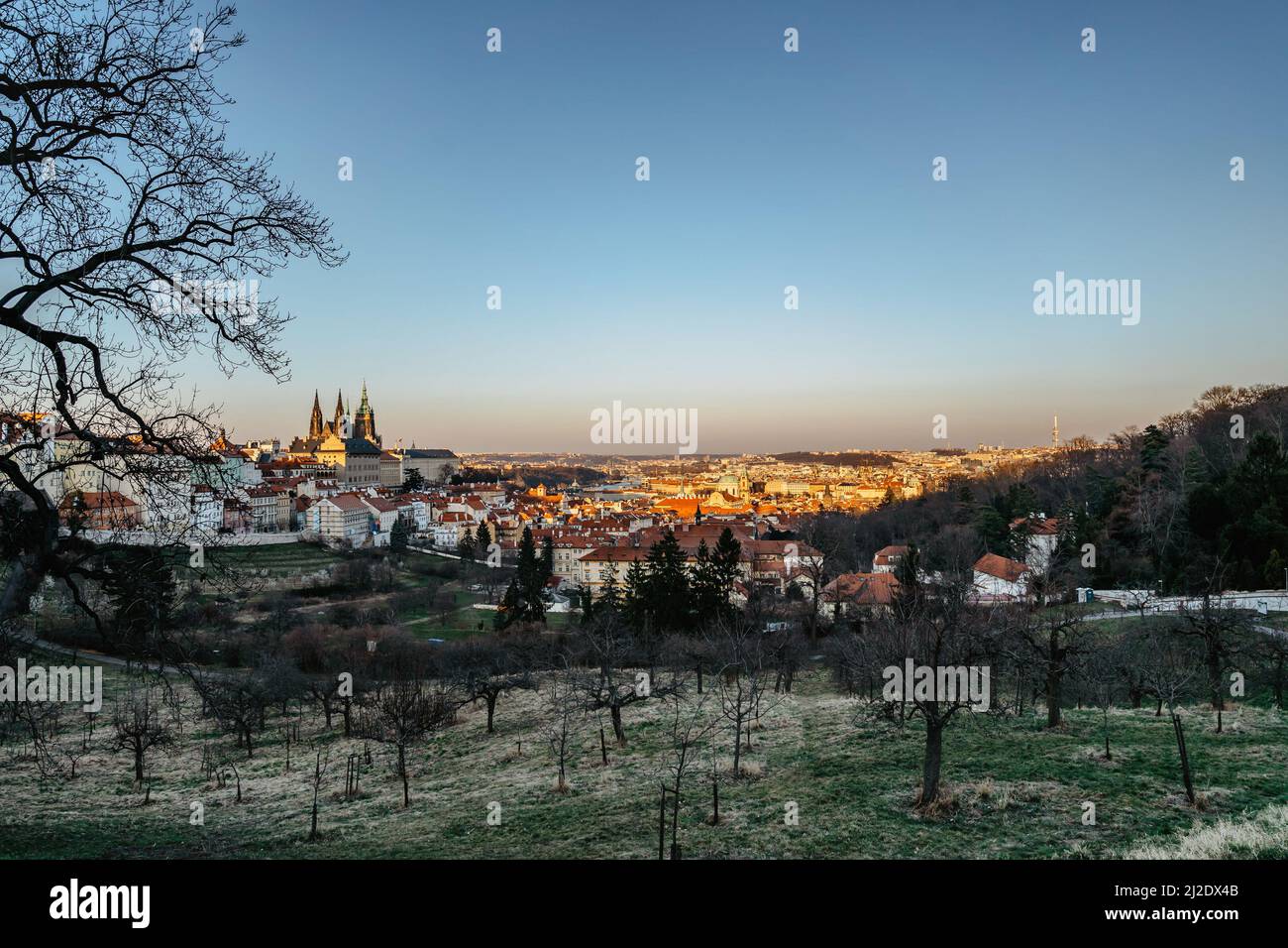 Vista al tramonto di Praga, Repubblica Ceca. Praga panorama.Beautiful giro turistico in primavera soleggiato giorno.Amazing europeo paesaggio urbano.tetti rossi, torre TV, storico Foto Stock
