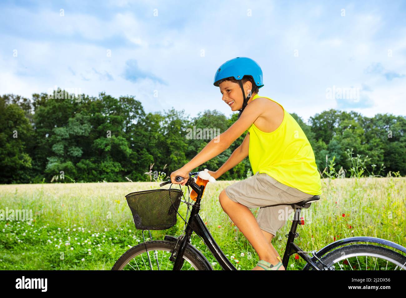Foto di movimento del ragazzo in bicicletta in un campo Foto Stock