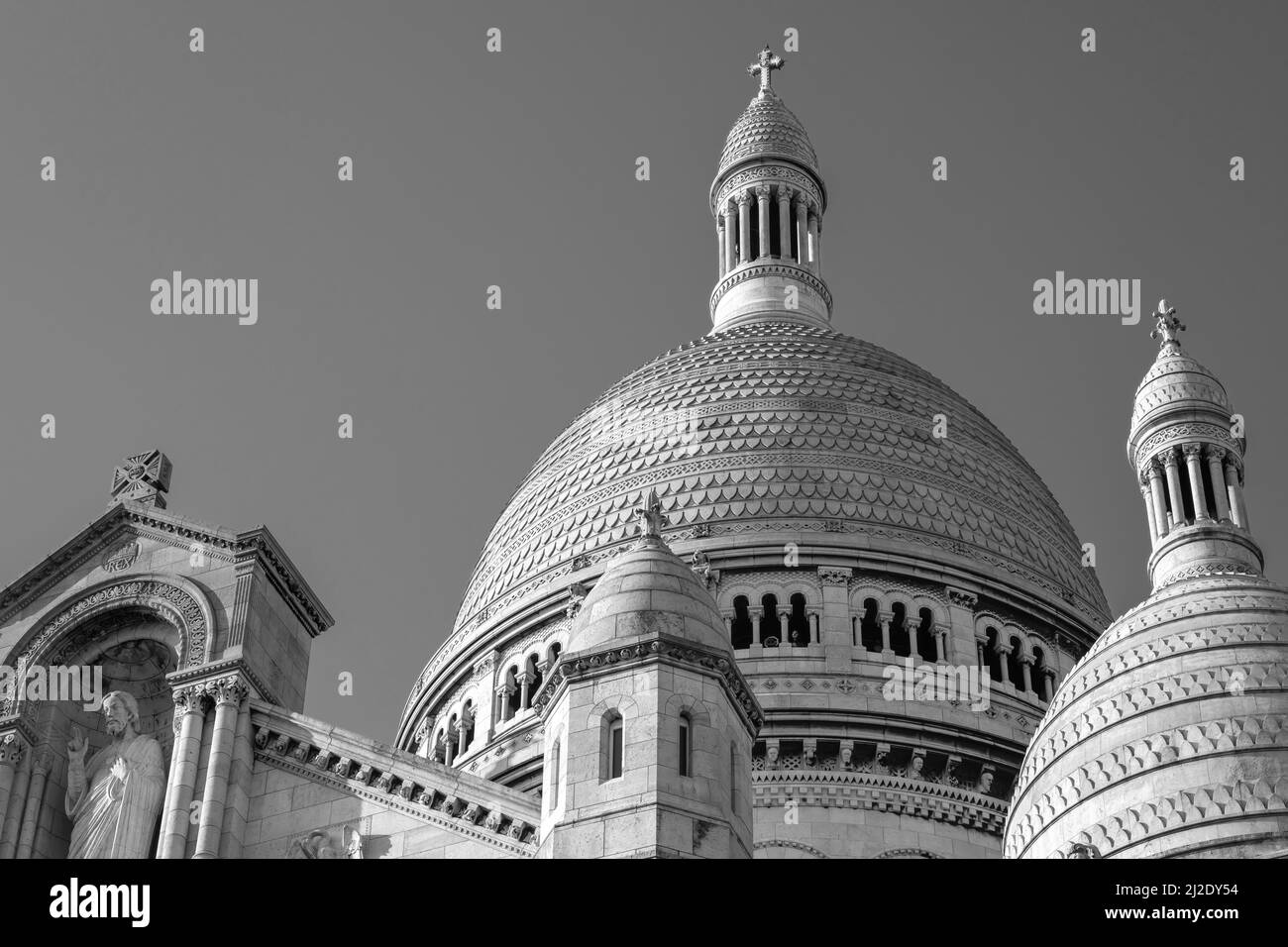 Parigi, Francia - 22 marzo 2022 : veduta della bella e famosa chiesa bianca del Sacro cuore di Montmartre Parigi in una bella giornata in bianco e nero Foto Stock