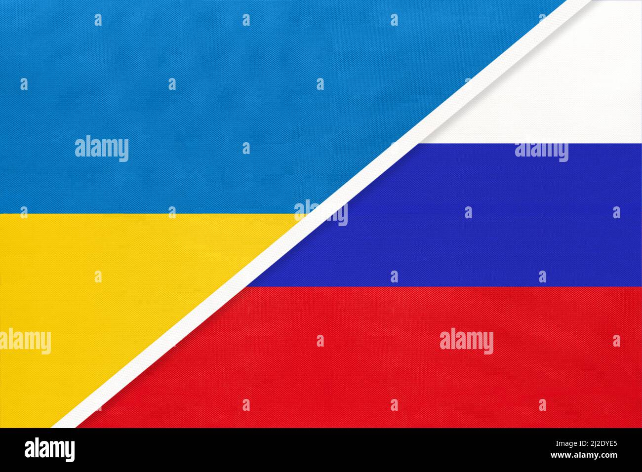 Ucraina e Russia, simbolo del paese. Bandiere nazionali ucraine contro Federazione russa. Relazioni e partnership tra due paesi. Foto Stock