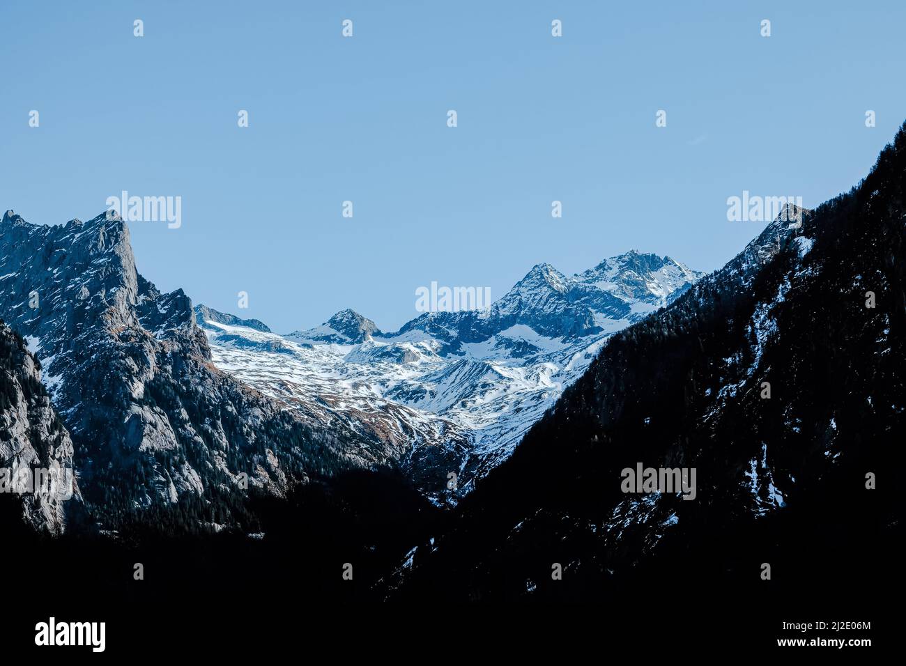 Vista panoramica dalla riserva naturale Val di Mello, Valtellina, Italia Foto Stock