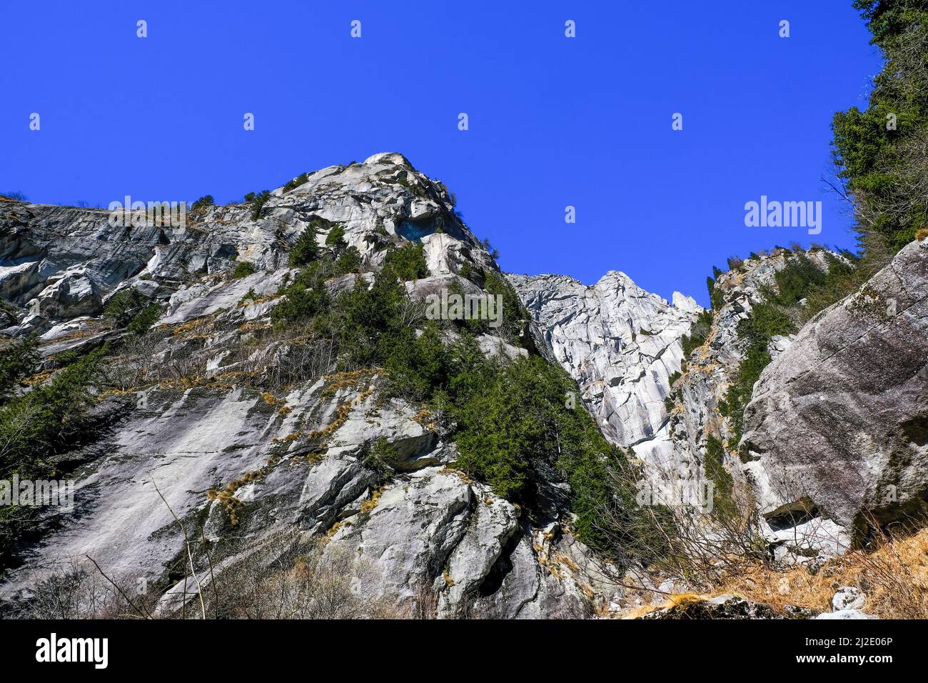 Splendida parete rocciosa di Precipizio in Val di Mello, Masino, Valtellina, Italia Foto Stock