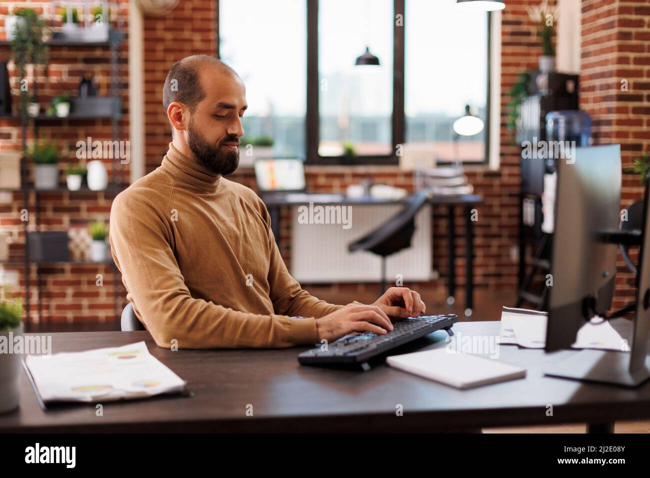 Consulente di agenzia finanziaria che sviluppa la tecnologia di affari e piano di gestione di progetto di avvio. Project manager sviluppare strategia di marketing e ricercare idee di investimento. Foto Stock