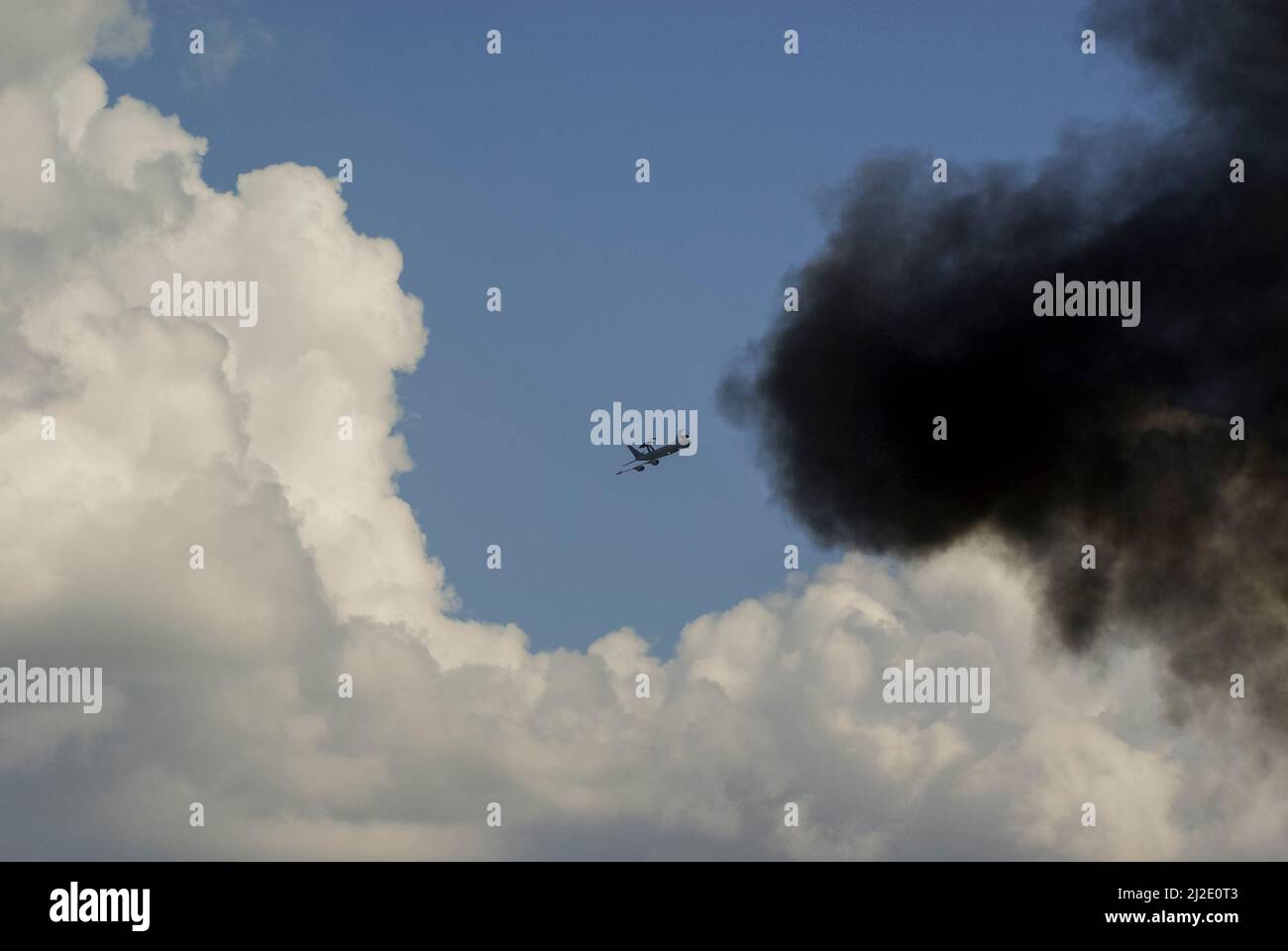 Royal Air Force Role dimostrazione di potenza aerea dimostrativa, che illustra l'uso dell'energia aerea nella guerra moderna. Boeing e-3 Sentry attraverso fumo pirotecnico Foto Stock