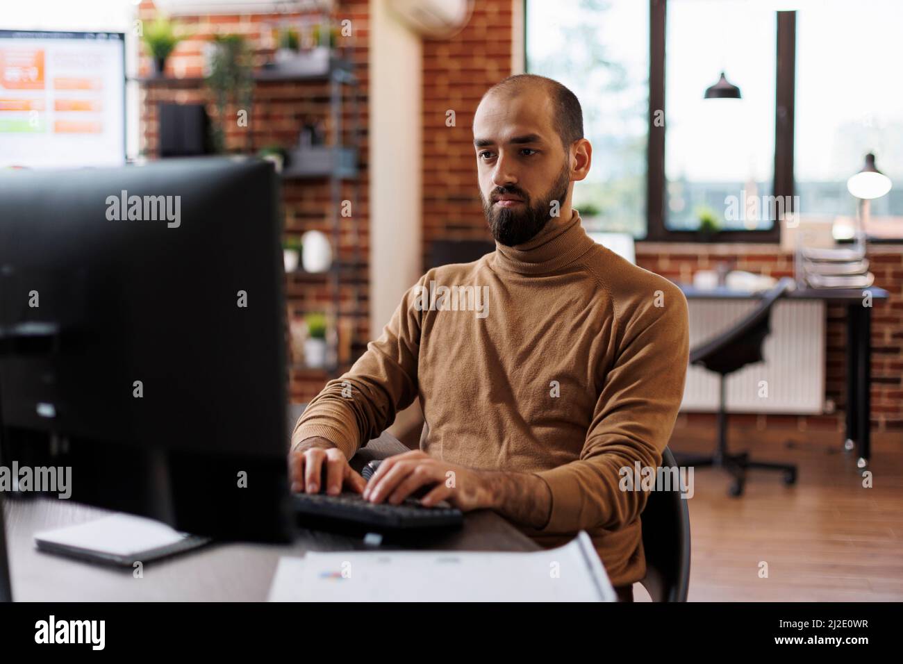 Startup project manager sviluppo di soluzioni per la crescita del budget e brainstorming sulla strategia di promozione. Responsabile del team del reparto finanziario che ricerca idee di marketing durante l'analisi delle spese aziendali report. Foto Stock
