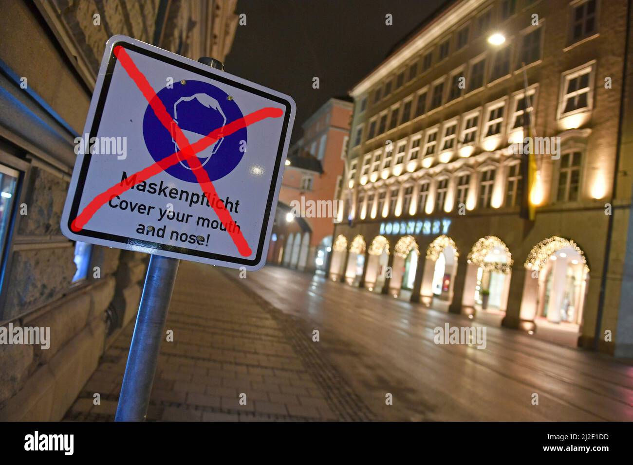ARCHIVIO FOTO: Dal 2 aprile 2022 si applicheranno le nuove regole di Corona - la fine del requisito della maschera. Dopo la riunione straordinaria del Consiglio dei ministri del 6th dicembre 2020, le restrizioni all'uscita potrebbero essere inasprite. Foto topica Corona Pandemic: La Baviera decide sulle restrizioni di uscita. Un cartello che copre la bocca, maschera obbligatoria, si trova in Maffeistrasse, strade e piazze vuote, zona pedonale di Monaco. Â Foto Stock