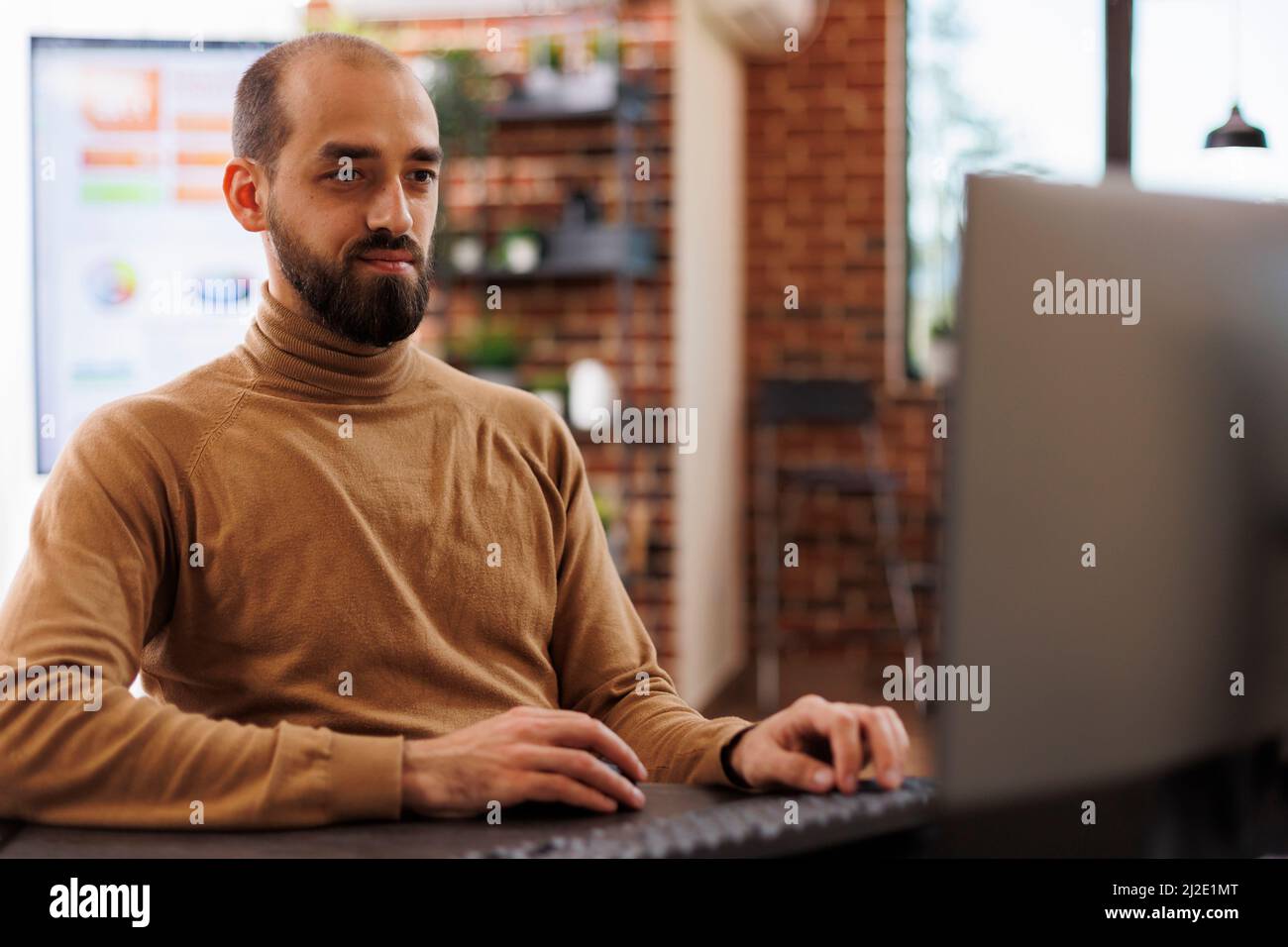 Direttore esecutivo dell'agenzia finanziaria che ricerca il piano di investimento mentre in workspace. Azienda di marketing lavoro ufficio sviluppare soluzioni aziendali al fine di evitare il fallimento. Foto Stock