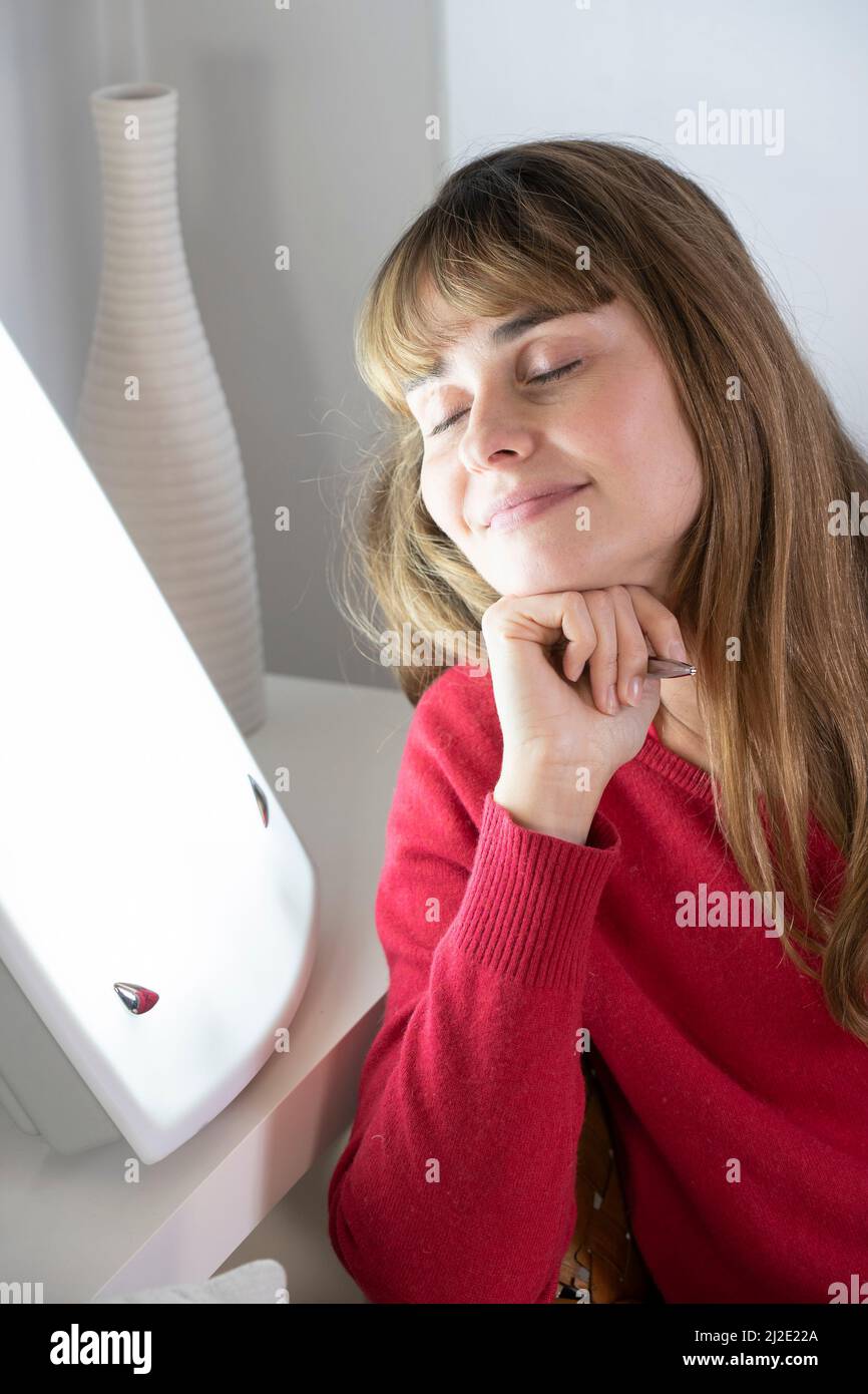 Diario della terapia della luce della donna Foto Stock