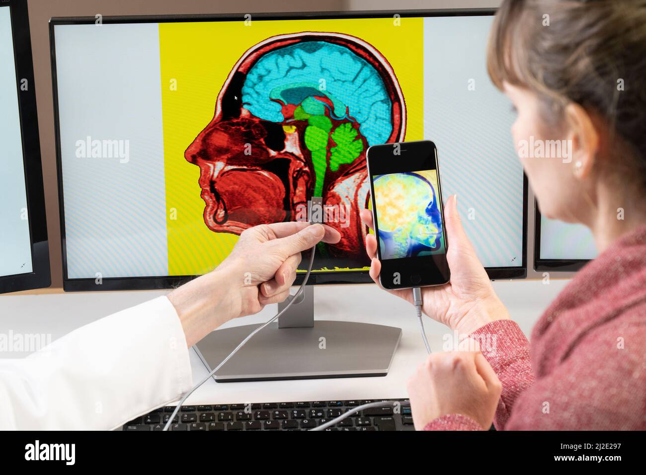 Cervello connesso allo smartphone Foto Stock