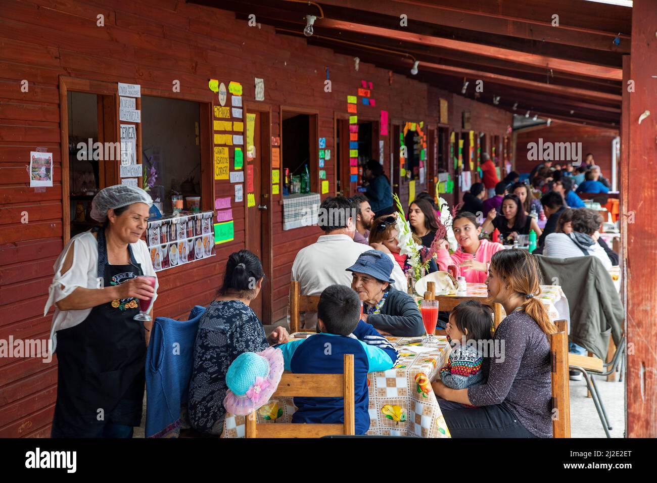 Cile, 25-01-2020 , tipico mercato alimentare a Hornopiren in Patagonia dove diverse bancarelle offrono cibo ai visitatori Foto Stock