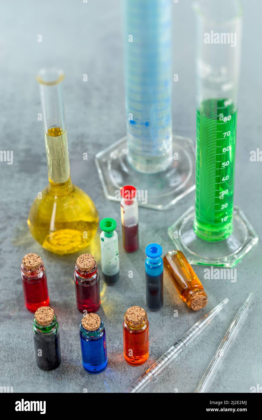 Bottiglie di colorante alimentare isolate su sfondo bianco Foto Stock