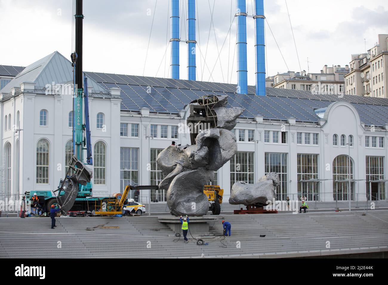 Mosca, Russia, 14 agosto 2021: Big Clay #4. Il processo di installazione della scultura dell'artista svizzero Urs Fischer in GES-2, ristrutturato ex potenza sta Foto Stock