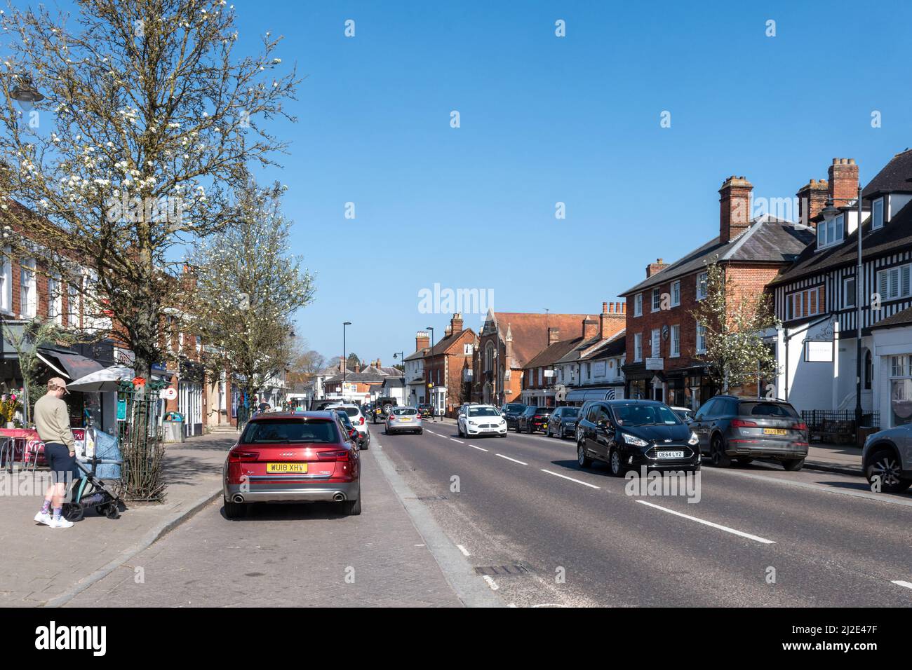 Hartley Wintney Village Center, Hampshire, Inghilterra, Regno Unito. Vista su High Street. Foto Stock