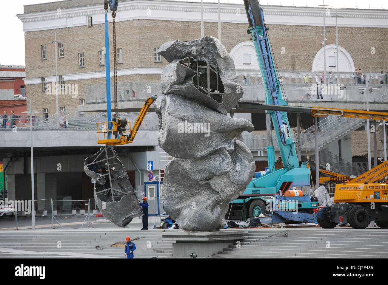 Mosca, Russia, 14 agosto 2021: Big Clay #4. Il processo di installazione della scultura dell'artista svizzero Urs Fischer in GES-2, su Bototnaya Embankment. M Foto Stock