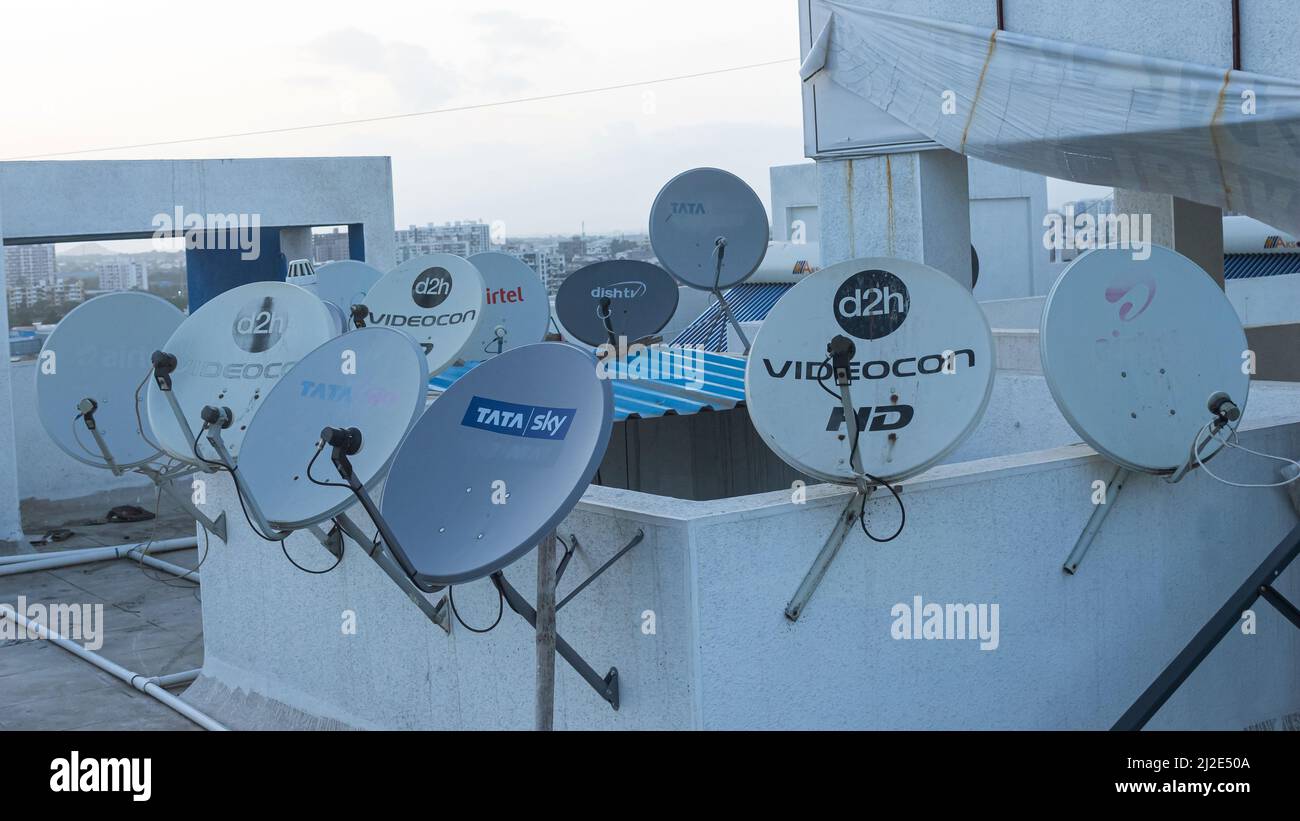 Differente antenna della TV del piatto sulla terrazza, Pune, Maharashtra, India Foto Stock