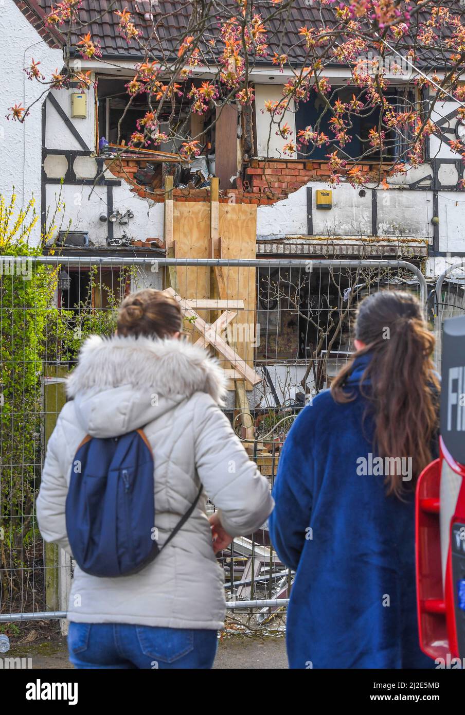 La scena in Brownley Road a Wythenshawe, Manchester, dopo che un uomo nel suo 90s è morto e le case sono state lasciate senza potere dopo le segnalazioni di un'esplosione di gas. Data foto: Venerdì 1 aprile 2022. Foto Stock