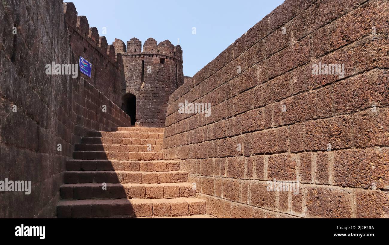 Scale di ingresso del Forte di Mirjan, Uttara Kannada, Karnataka, India Foto Stock
