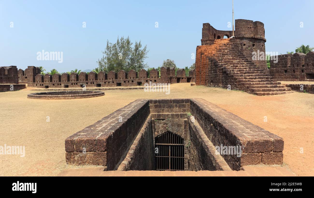 La cima della bandiera ondeggiante e scale del pozzo, Forte Mirjan, Uttara Kannada, Karnataka, India Foto Stock
