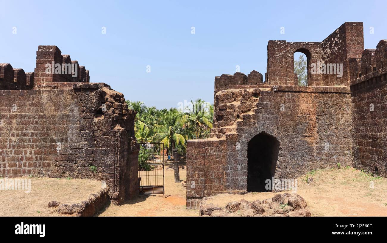 Caduti rovinati muri e ingresso del Forte, Mirjan Fort, Uttara Kannada, Karnataka, India Foto Stock