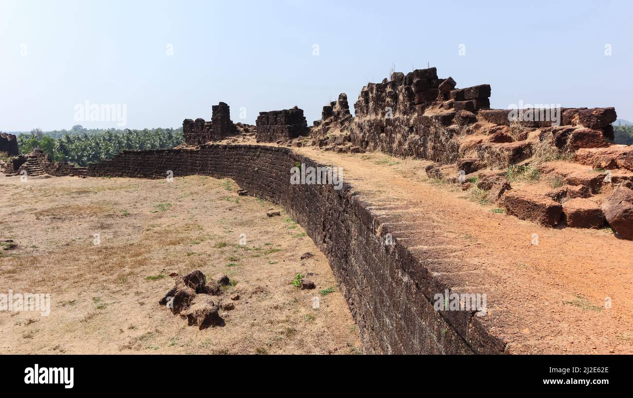 Muro di protezione caduto rovinato di Fort, Forte Mirjan, Uttara Kannada, Karnataka, India Foto Stock