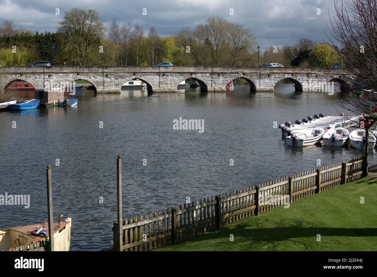 The River Avon and Clopton Bridge, Stratford-upon-Avon, Warwickshire, Inghilterra, Regno Unito. Marzo 2022. Foto Stock