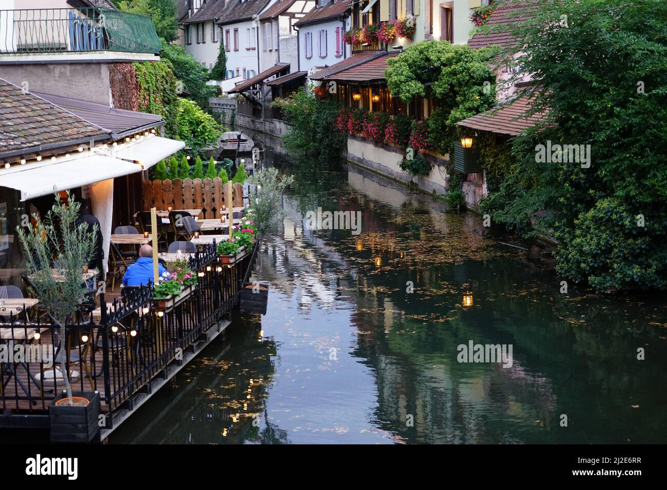 diner seduto al river side cafe Foto Stock