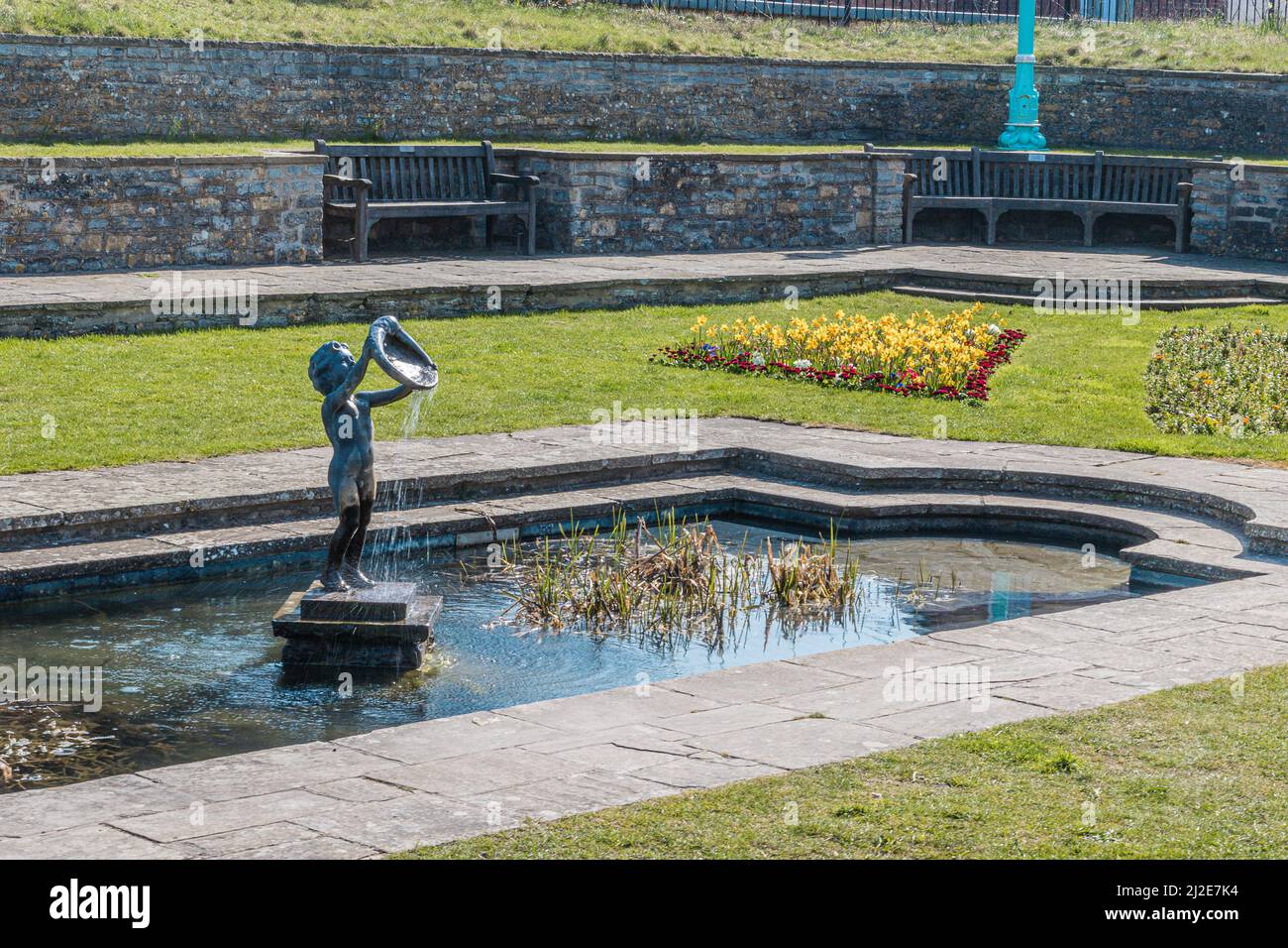 Statua di una fontana di Cherub in un laghetto presso la baia marina giardini a Burnham sul mare, Somerset, Regno Unito Foto Stock